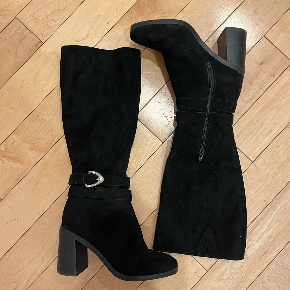 DOLCE VITA BLACK SUEDE TALL BOOTS WITH BLACK HEEL AND BELTS DETAIL.
